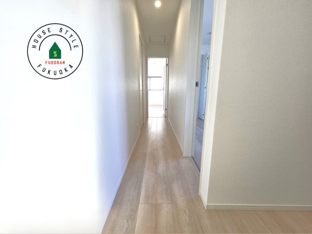 福岡市南区野多目6丁目第5-1棟（1号棟）の内観：施工例|平屋はワンフロアしかないため、部屋と部屋の距離が近くなります。 生活音の緩衝材として廊下を活用するのがおすすめです。