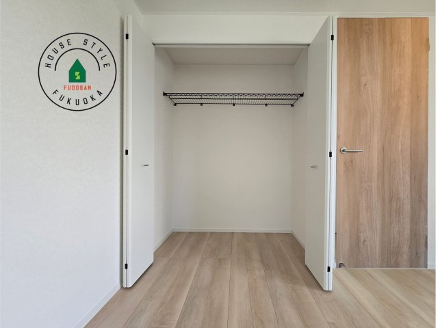 福岡市南区野多目6丁目第5-1棟（1号棟）の内観：施工例|【WIC（ウォークインクローゼット）】 たくさんの洋服をかけてもシワになりにくいウォークインクローゼット。洋服以外にも、普段使わない家電やスーツケース、ストック品など何でも片付く嬉しい空間です。