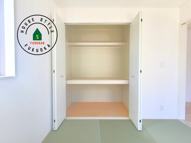 福岡市南区野多目6丁目第5-1棟（1号棟）の内観：施工例|壁面クローゼットのメリットは、衣類が横一列に並ぶためひと目で洋服が選びやすいこと。衣類をたくさんお持ちの方も、限られたスペース内に無理なく収納することができます。