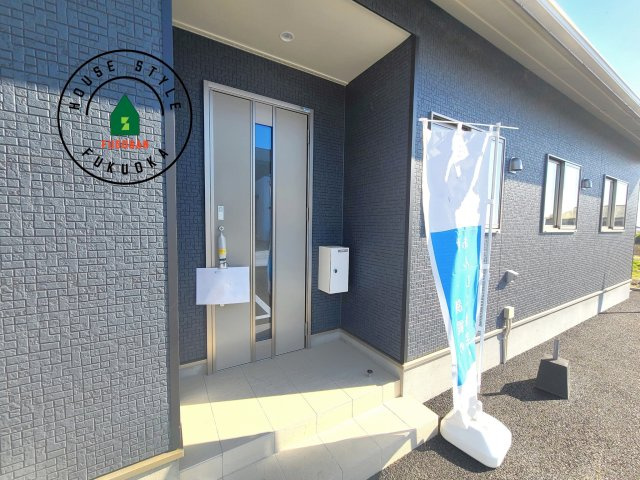 福岡市南区野多目6丁目第5-1棟（1号棟）の外観：施工例|地盤調査済 / 玄関へ向かうまでのアプローチに漂う上質が期待感をもたせます。玄関は建物の顔。落着きを醸し出した自己主張が心に訴えてきます。