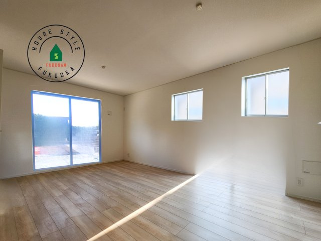 福岡市南区野多目6丁目第5-1棟（1号棟）の内観：施工例|リビングにいるお子様と会話をしながら家事ができるカウンターキッチン。いま手があいているか、忙しそうなのか相手の様子を伺いながらコミュニケーションをとる訓練にもなります。