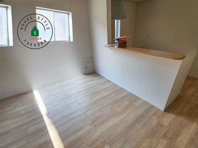 福岡市南区野多目6丁目第5-1棟（1号棟）の内観：施工例|カウンターキッチンなら、リビングで遊ぶ子供の様子を見ながら料理ができるので安心です。料理を運んでもらったり、子供にお手伝いしてもらいやすいのもいいですね。