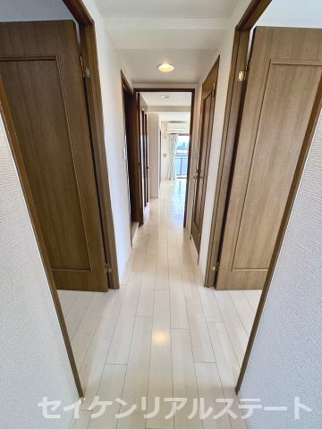 ライオンズマンション古淵第２　５階部分の玄関|収納もある玄関です
