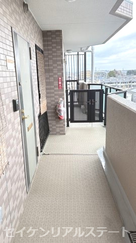 ライオンズマンション古淵第２　５階部分の玄関|安心・便利な人感センサー付き