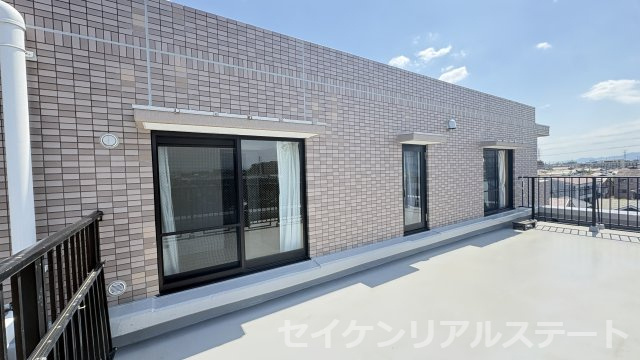 ライオンズマンション古淵第２　５階部分の玄関|戸建の様な独立した玄関です
