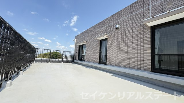 ライオンズマンション古淵第２　５階部分のバルコニー|約30㎡のルーフバルコニー付き。休日はガーデニングや家庭菜園など楽しめます。