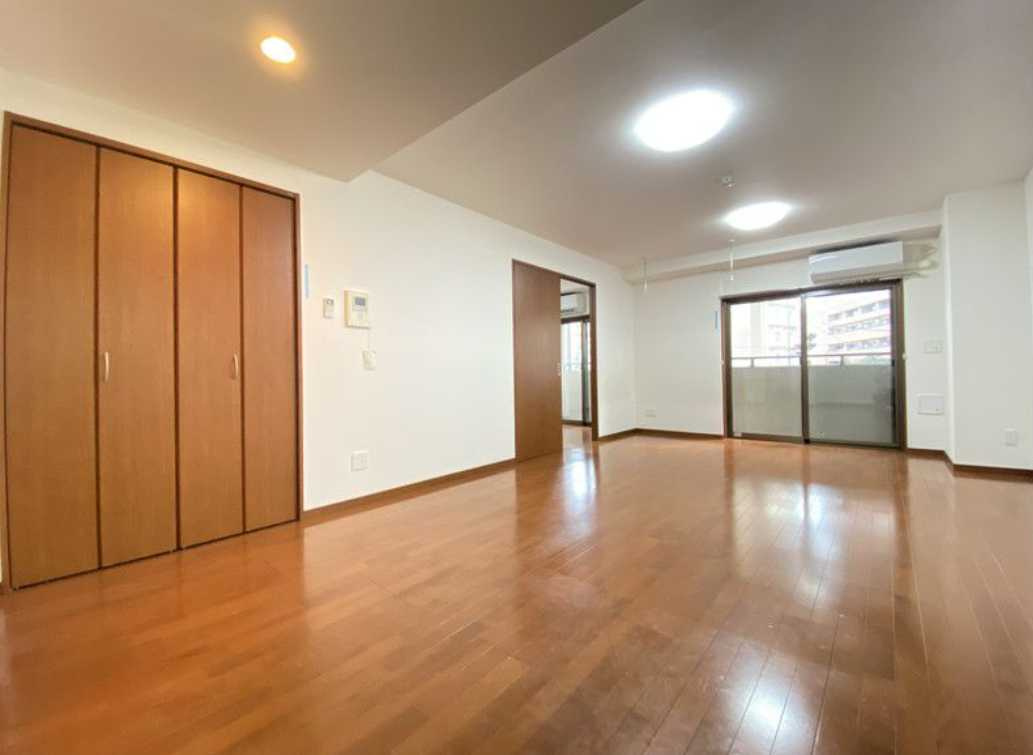 ソリッド大橋　駅近　角部屋　オートロックの居間・リビング