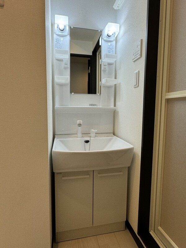 Emigrantの独立洗面台