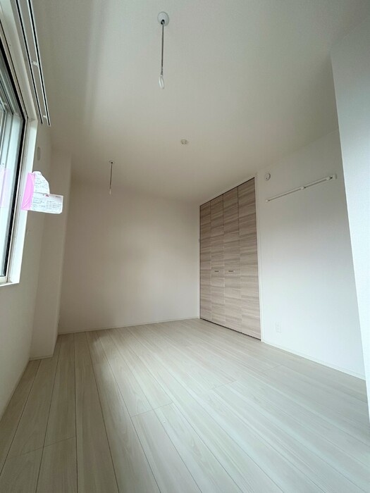 調布市国領町５丁目のアパートの洋室