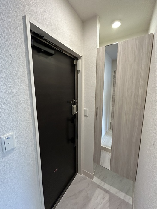 調布市国領町５丁目のアパートの玄関