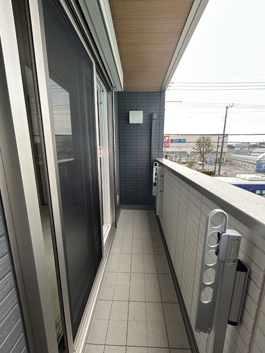 調布市国領町５丁目のアパートのバルコニー