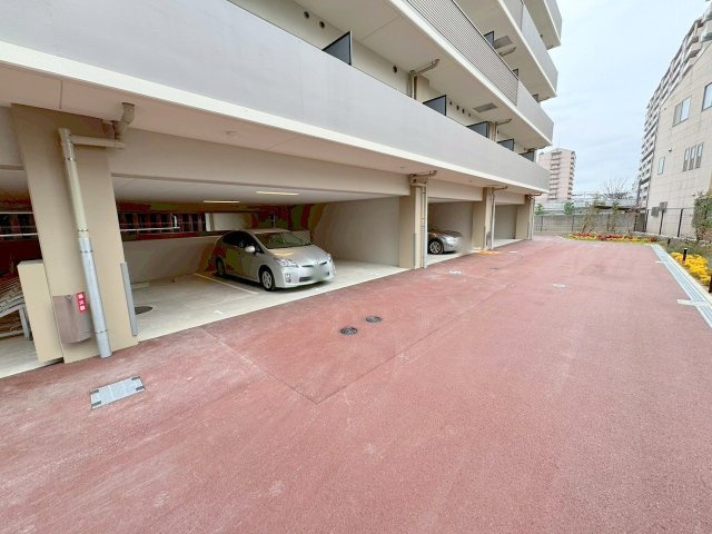 Alivis Shimo-Shinjo SoL TERRACEの駐車場
