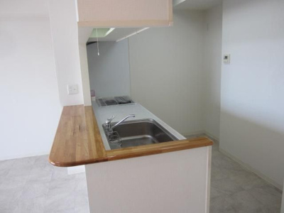 【キッチン】 | サンクレイドル古河 | 対面キッチンならつくりたてのお料理をすぐに食卓へ♪配膳しながら調理ができるので調理スペースを広く使用でき、作業効率も上がります♪