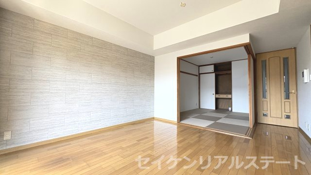 コンセリオ古淵の居間・リビング|お洒落なアクセントクロス・南西向き陽当り良好です