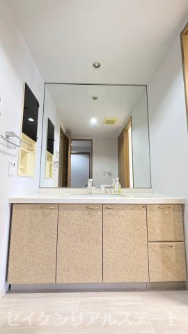 コンセリオ古淵の独立洗面台|収納豊富な独立洗面台、小物を置くことができて便利です