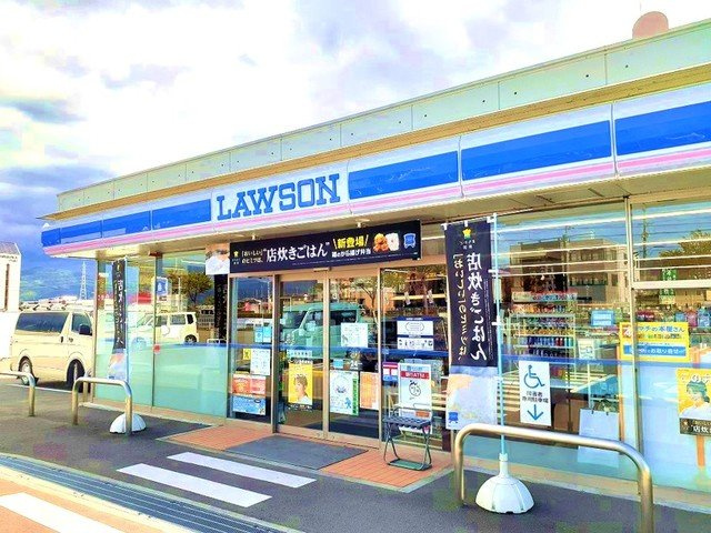 ヴェリテ・ヴィラージュの周辺|ローソン岩出岡田店様まで900m