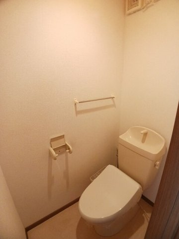 エンブレムⅡのトイレ|落ち着いたトイレです