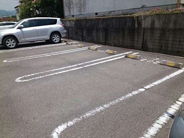 サンフローラⅢの駐車場|車をお持ちの方に嬉しい駐車場付きの物件です