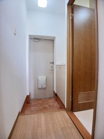 メゾンラフィネＢの玄関|収納もある玄関です