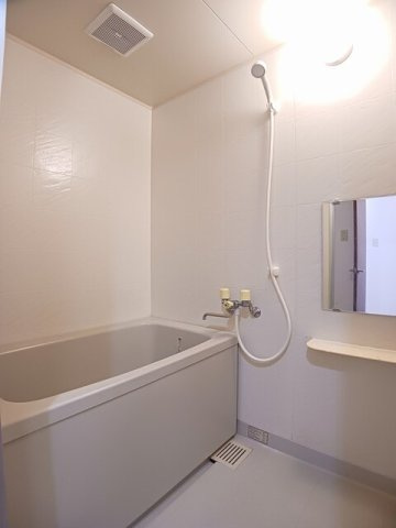 メゾンラフィネＢの浴室|日々の疲れを癒すお風呂付です