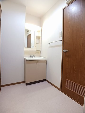 メゾンラフィネＢの洗面所|明るい洗面所です