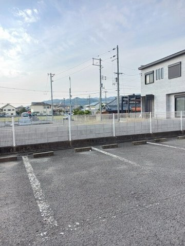 メゾン紀伊Ⅱの駐車場|駐車場があるので、車を買う予定の方も安心です