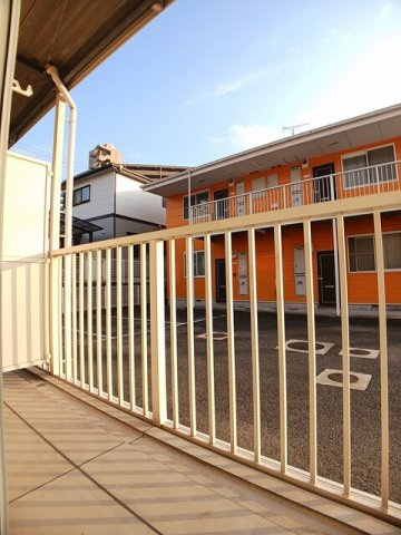 メゾン紀伊Ⅱのバルコニー|バルコニーからの眺めを楽しみながら食事をしませんか