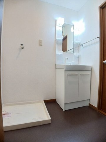 メゾン紀伊Ⅱの洗面所|明るい洗面所です