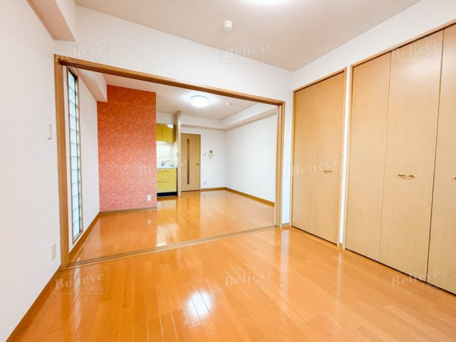 イーズガーデン中央の寝室|クローゼット付の洋室です☆
