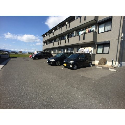 瑞穂市横屋のアパートの駐車場