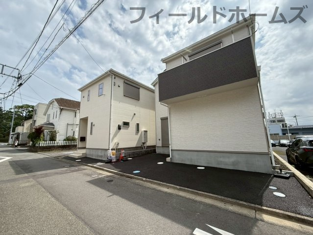 平塚市中里新築戸建て　第6-1号棟の前面道路含む現地写真