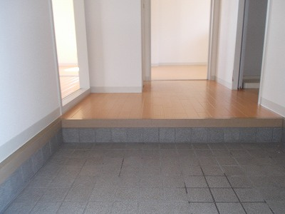 ウイング Aの玄関