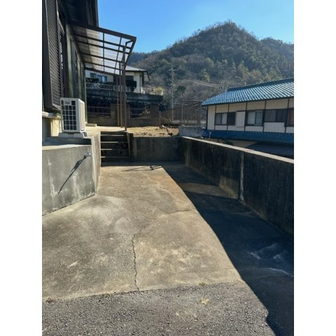 日野東6丁目20番4号貸家の駐車場