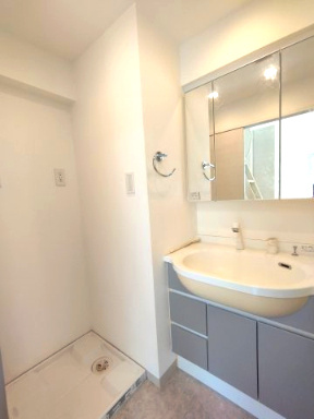 日神デュオステージ王子の独立洗面台|三面鏡裏の収納は小物などの保管に便利なキャビネット棚となっています。
