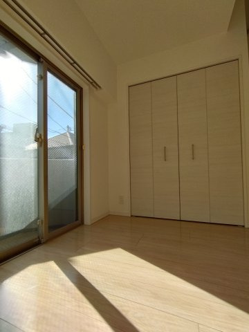 日神デュオステージ王子の洋室|住まう方自身でカスタマイズして頂けるように「シンプル」にデザインされた室内。
日差しがたっぷりと届く