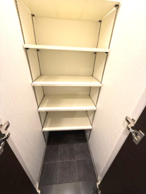 日神デュオステージ王子の収納|玄関横に大型の収納がついているので、片付いた玄関がキープきます。
