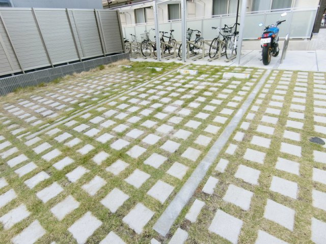 リブリ・平安通の駐車場