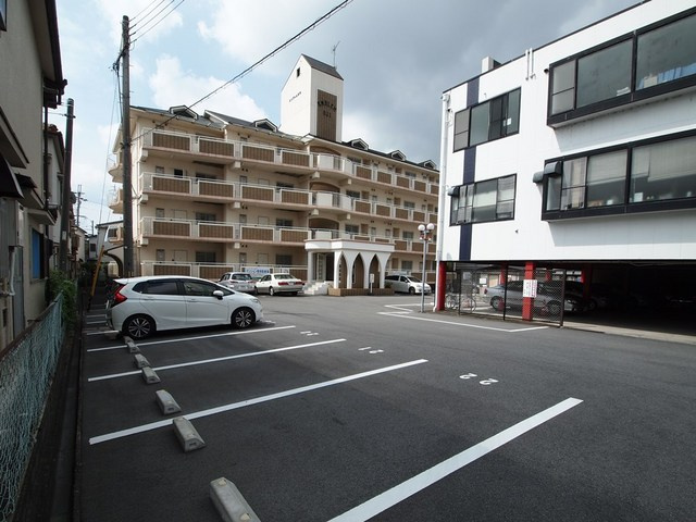 エンブレム王寺の駐車場