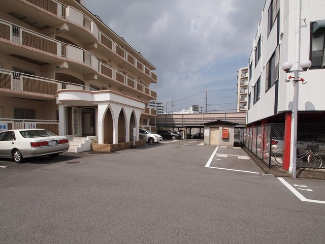 エンブレム王寺の駐車場