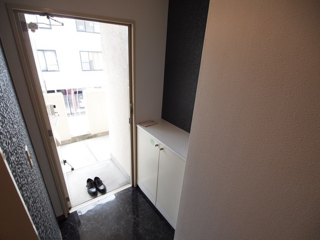 エンブレム王寺の玄関