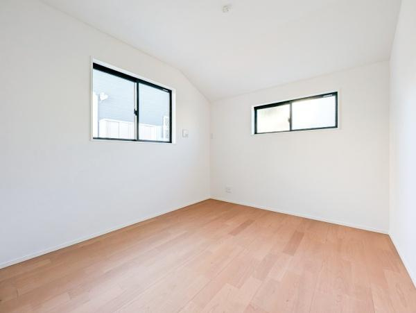 横浜市青葉区榎が丘の新築一戸建の洋室|窓からの光が嬉しい洋室です。
収納もあり、荷物が多い方にも安心です♪