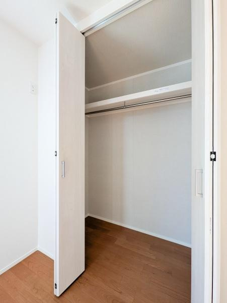 横浜市青葉区榎が丘の新築一戸建の収納|各室収納付きです。
これだけ収納があると助かりますね！