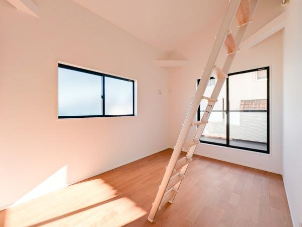 横浜市青葉区榎が丘の新築一戸建の洋室|窓からの光が嬉しい洋室です。
各居室収納もあり、荷物が多い方にも安心です♪