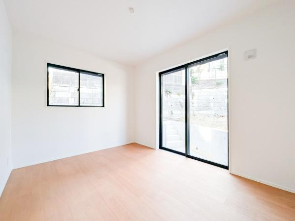 横浜市青葉区榎が丘の新築一戸建の洋室|落ち着きのある洋室です！
休日はこちらでおくつろぎ下さい♪