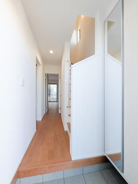 横浜市青葉区榎が丘の新築一戸建の玄関|収納豊富な玄関です。
この明るい玄関が気持ちよく家族を迎え入れます♪