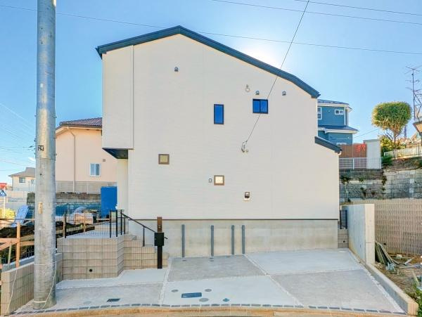 横浜市青葉区榎が丘の新築一戸建の前面道路含む現地写真|落ち着いた街並みになります。
是非一度、現地へお越しください。 
ご自宅までの送迎もいたします