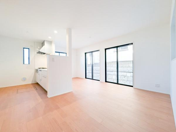 横浜市青葉区榎が丘の新築一戸建のキッチン|対面式のキッチンはお料理中でも家族とのお話も弾みます。
お天気の良い日は電気をつけなくても明るいリビング！
