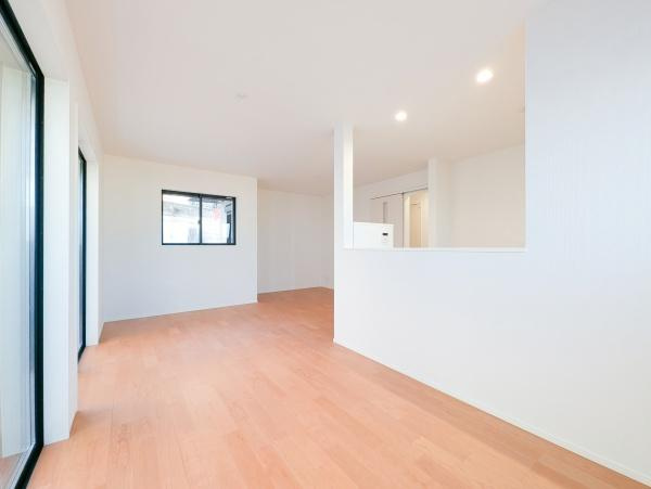 横浜市青葉区榎が丘の新築一戸建の居間・リビング|対面式のキッチンはお料理中でも家族とのお話も弾みます。
お天気の良い日は電気をつけなくても明るいリビング！
