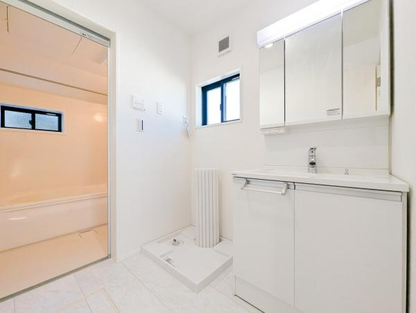 横浜市青葉区榎が丘の新築一戸建の独立洗面台|お化粧もしやすい三面鏡付き独立洗面台、
収納もしっかりあり、洗剤などもしまっておけます。