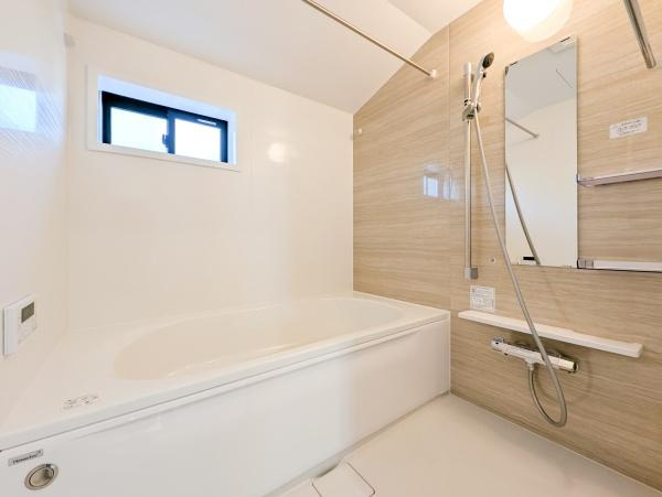 横浜市青葉区榎が丘の新築一戸建の浴室|広々としたバスルームで一日の疲れをいやして下さい！
もちろん、浴室乾燥機付きです！
